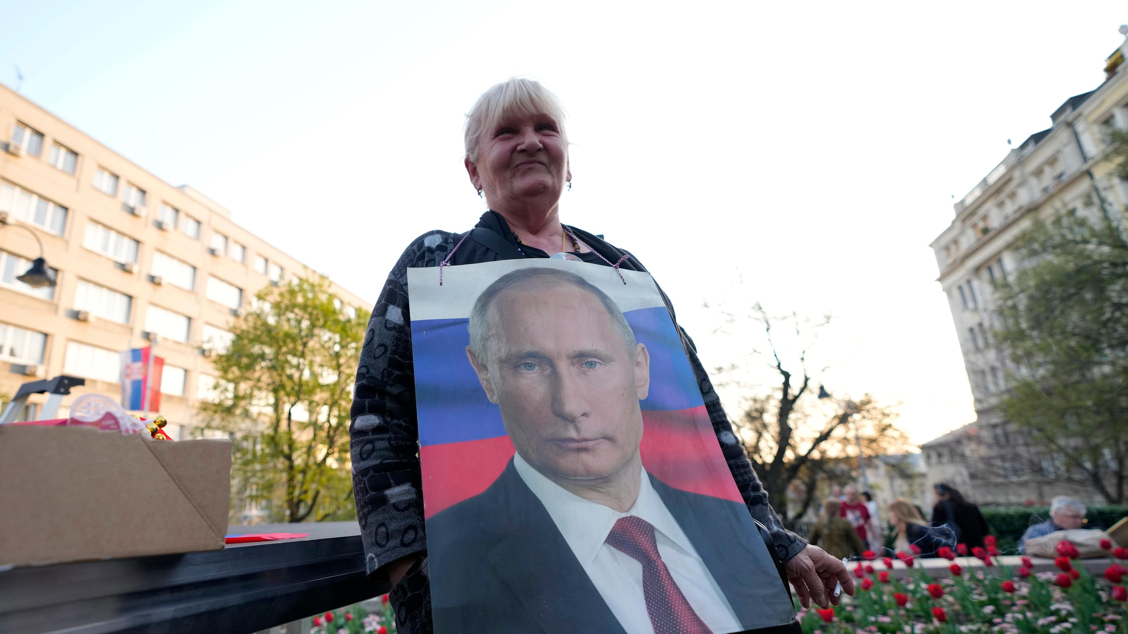 Eine Frau hält ein Bild des russischen Präsidenten Putin während eines Protests gegen die serbischen Behörden, die für die Aussetzung der Mitgliedschaft Russlands im UN-Menschenrechtsrat gestimmt haben.