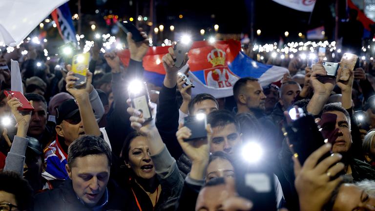 Menschen demonstrieren vor der Parlamentswahl in der serbischen Hauptstadt Belgrad.