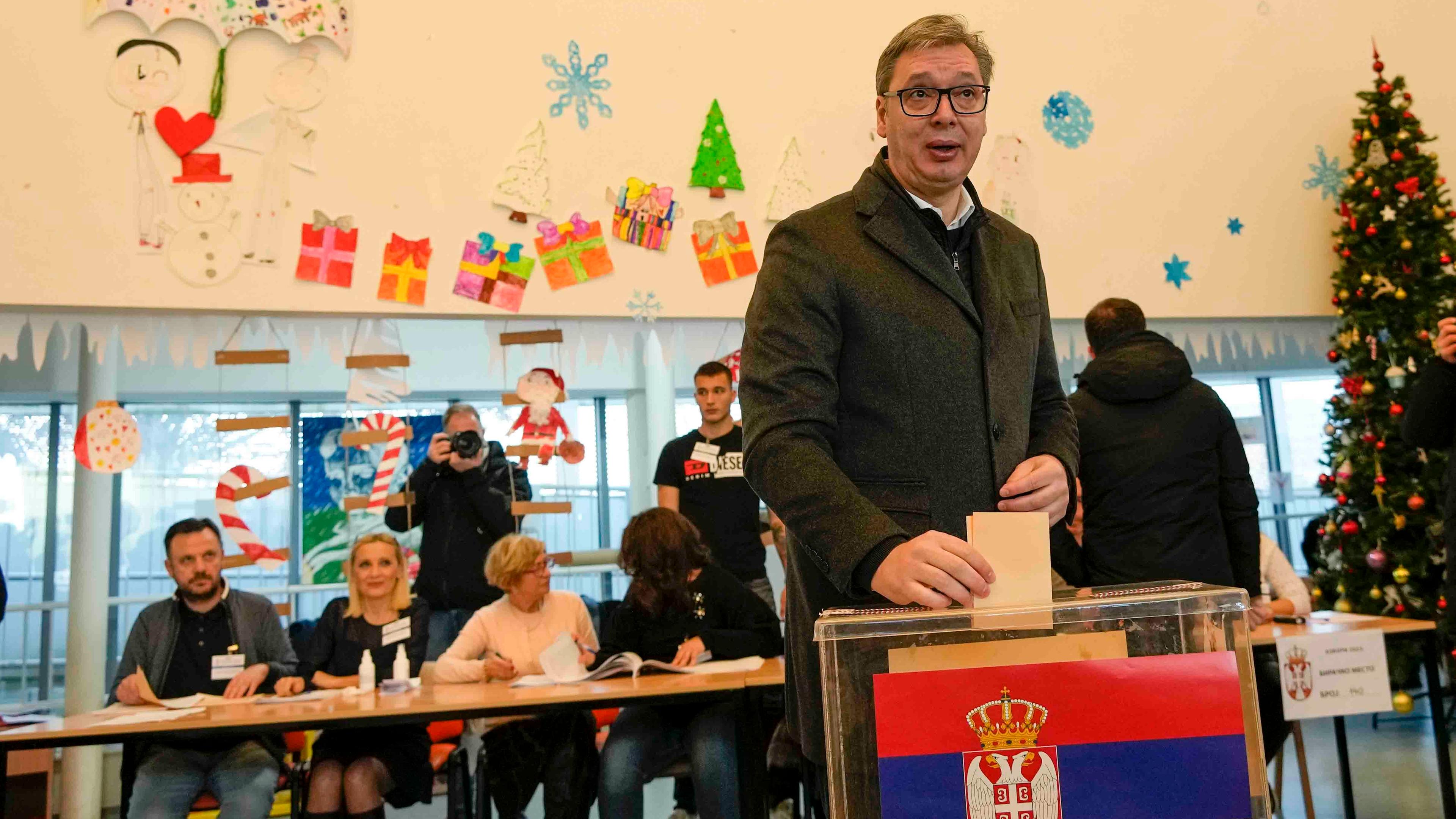 17.12.2023, Serbien, Belgrad: Der serbische Präsident Aleksandar Vucic gibt seinen Stimmzettel bei den vorgezogenen Parlamentswahlen ab.