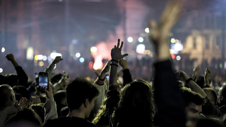 Menschen feiern am 26. Oktober 2026 den Wahlerfolg in Belgrad, Serbien.