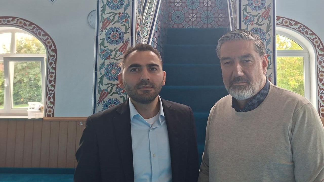 Theologe Serdar Aslan und "Forum"-Moderator Abdul-Ahmad Rashid in einer Moschee