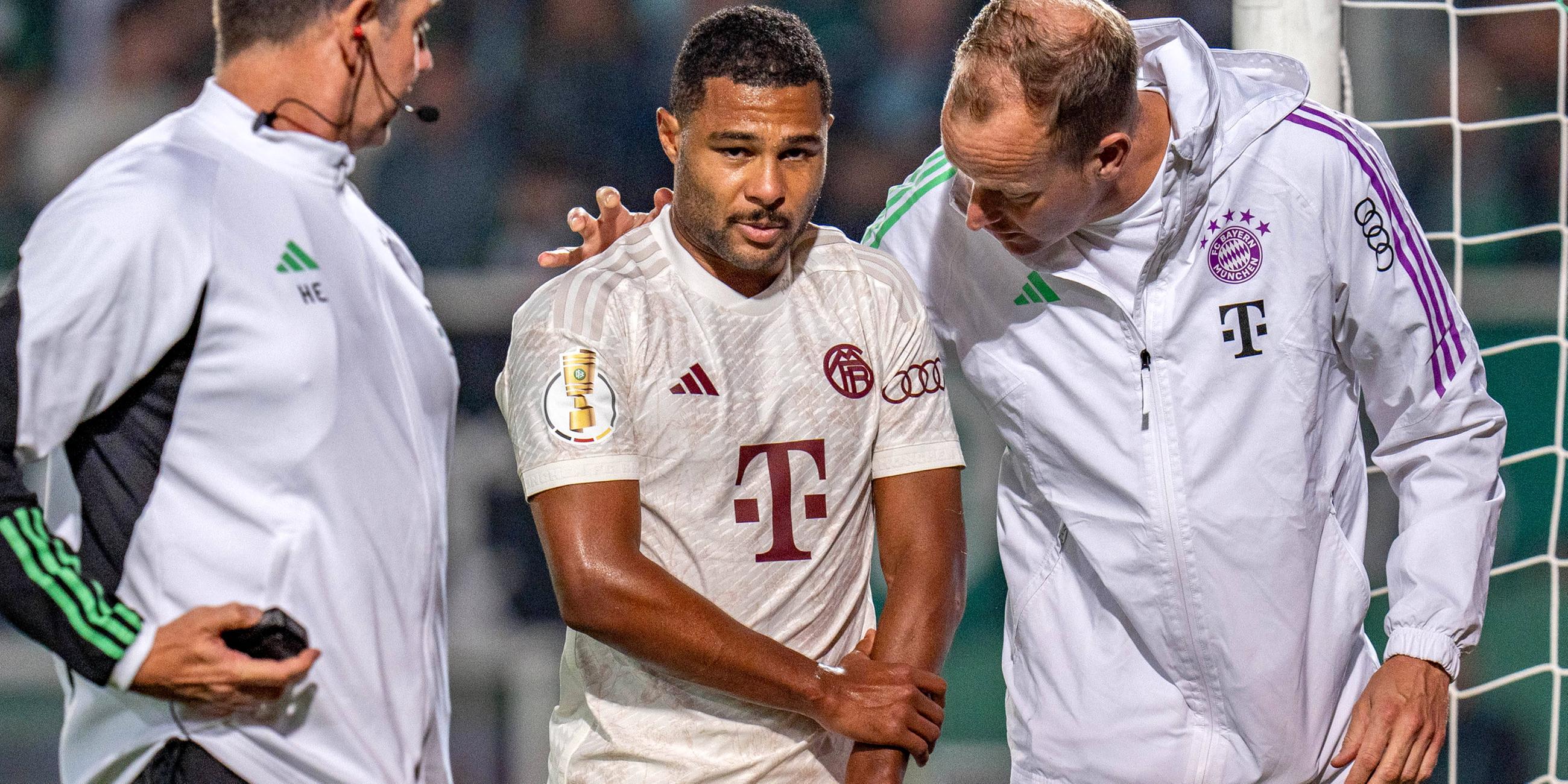 Bayerns Serge Gnabry verletzt sich beim DFB Pokal Spiel gegen Münster am 26.09.2023.