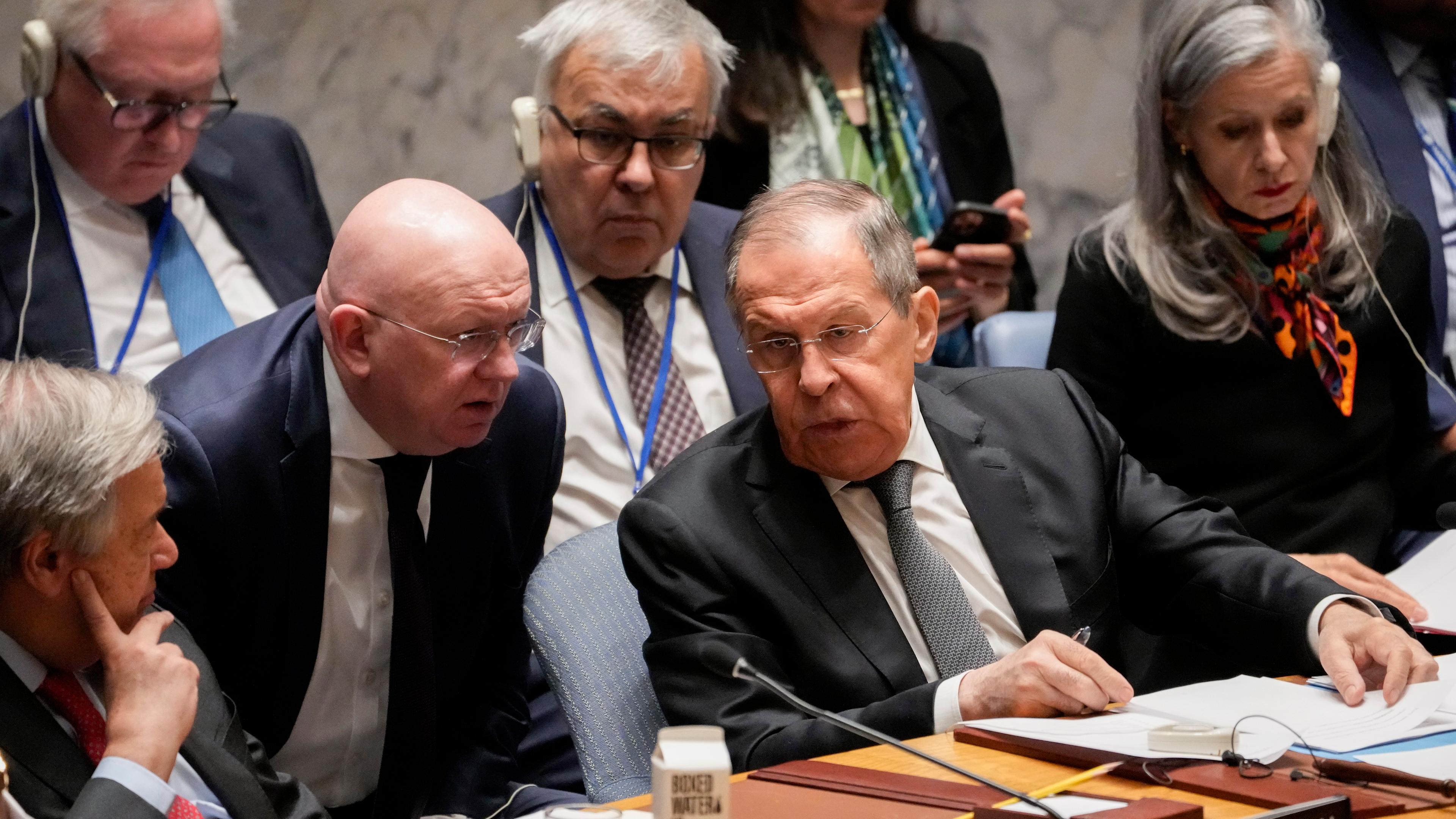 USA, New York: Sergej Lawrow (r), Außenminister von Russland spricht mit Wassili Nebensia (l) und Sergej Vershinin (M).