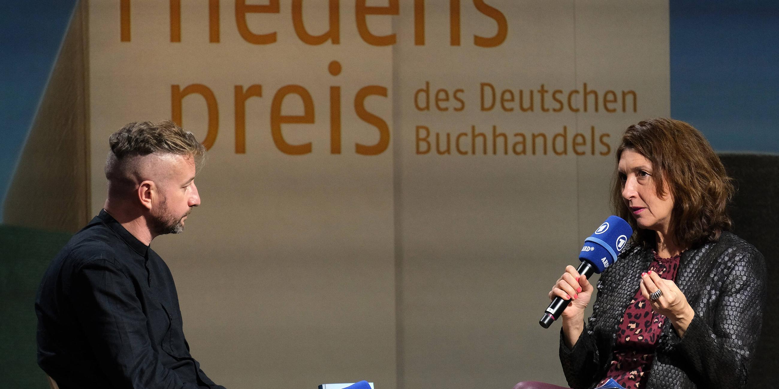 Cecile Schortmann spricht mit Serhij Zhadan auf der Frankfurter Buchmesse 2022