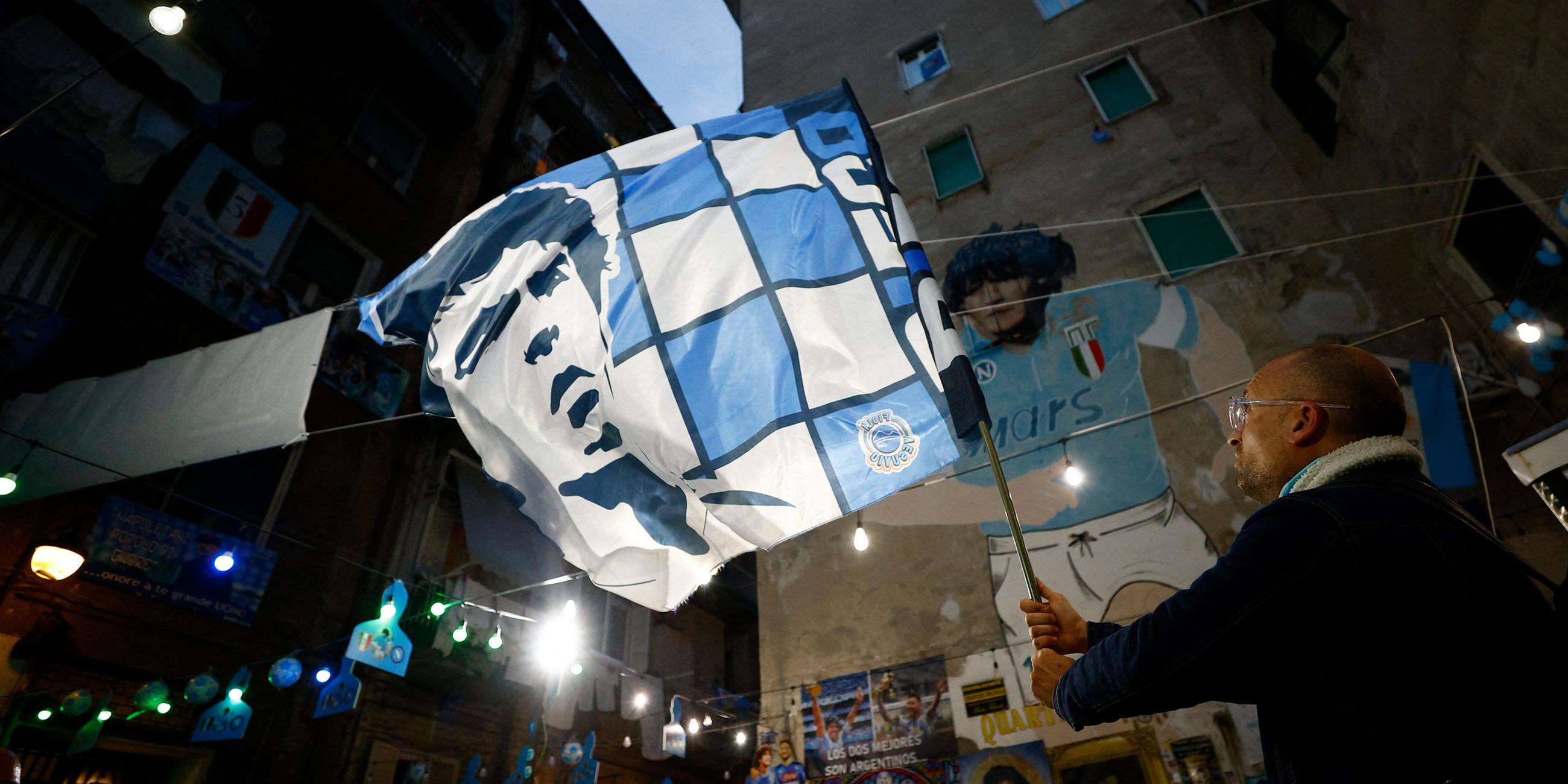 SSC Neapel Fan hält die Flagge des ehemaligen Spielers Diego Maradona.