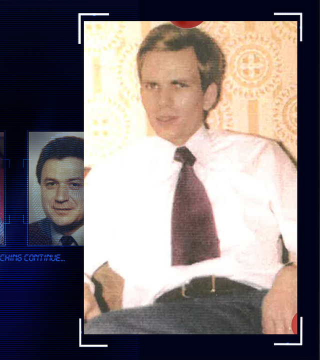 Lichtschematische Darstellung eines Fingerabdrucks. Daneben ein altes Foto von einem mittelalten Mann mit Krawatte.