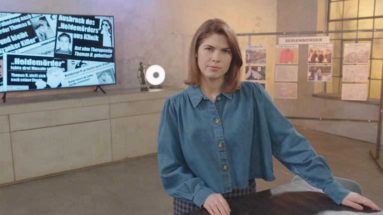 "XY Spuren des Verbrechens - Serienmörder": Helene Reiner steht im Studio von "XY Spuren des Verbrechens". Hinter ihr befindet sich ein Monitor.