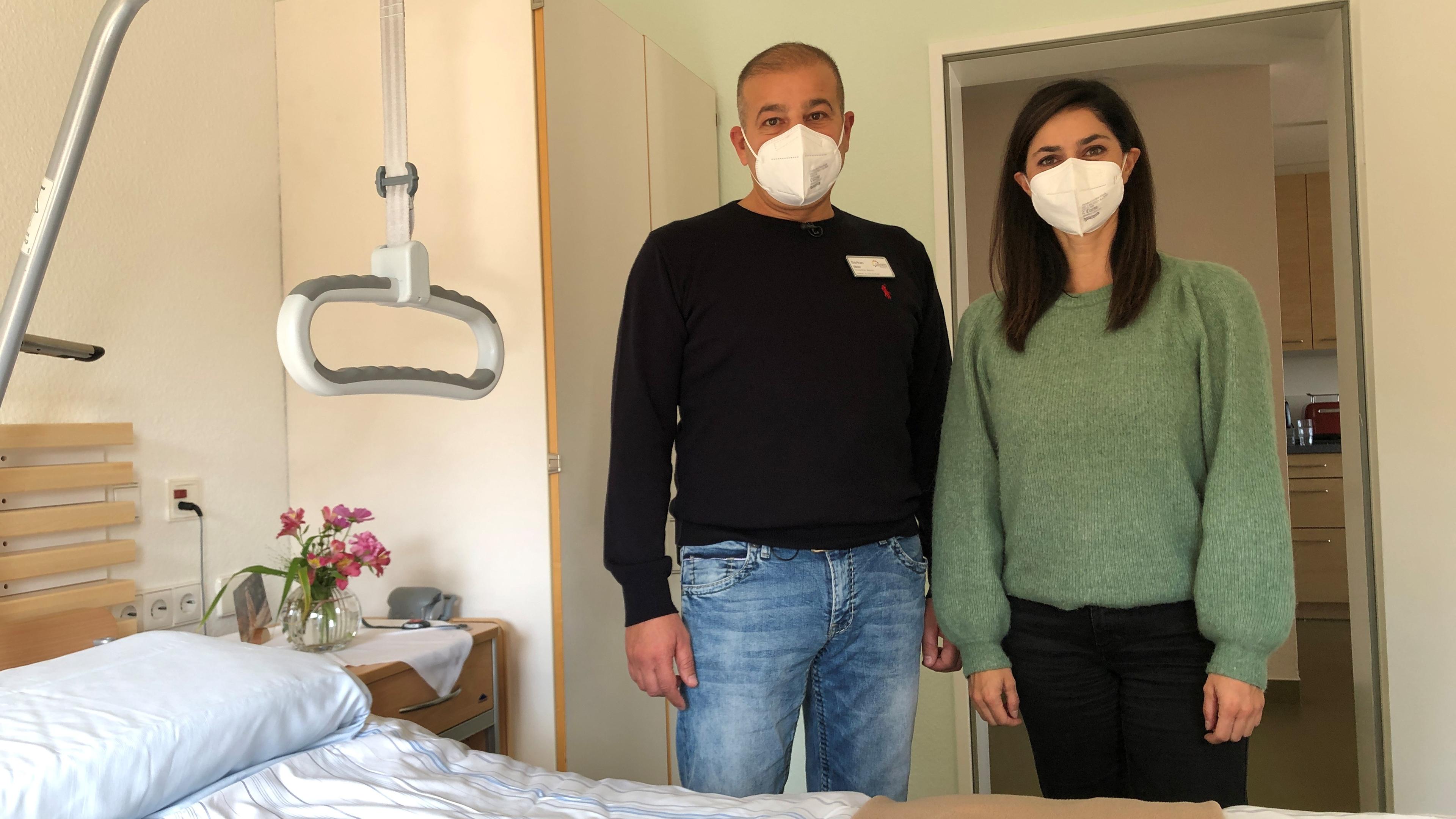 Serkan Ilker (li) und Forum-Moderatorin Dilek Üsük