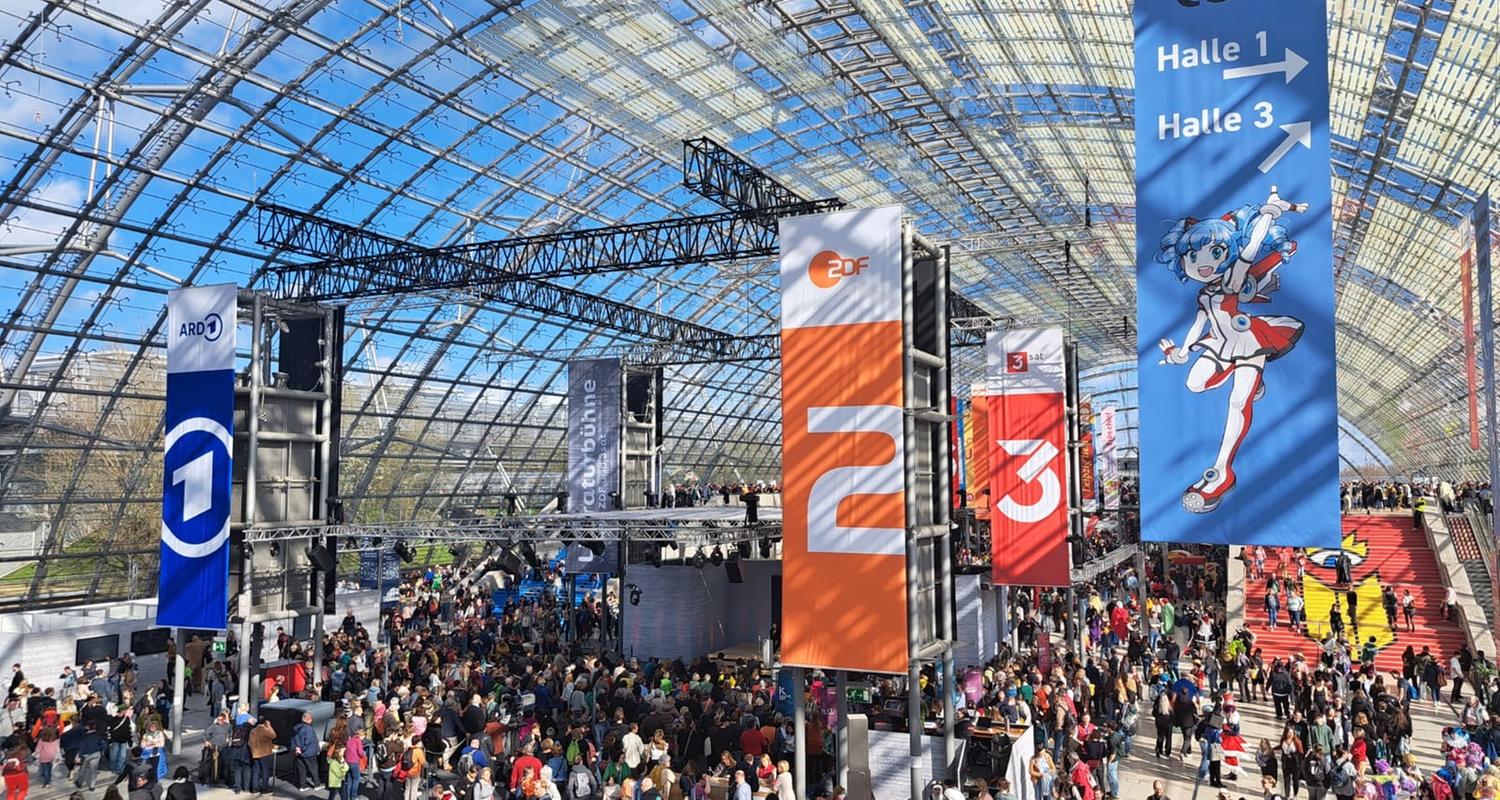 Literaturbühne Glashalle mit Publikum und ARD ZDF 3sat Fahnen