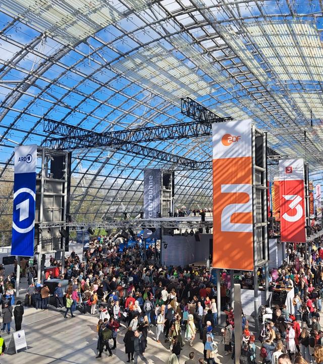 Literaturbühne Glashalle mit Publikum und ARD ZDF 3sat Fahnen