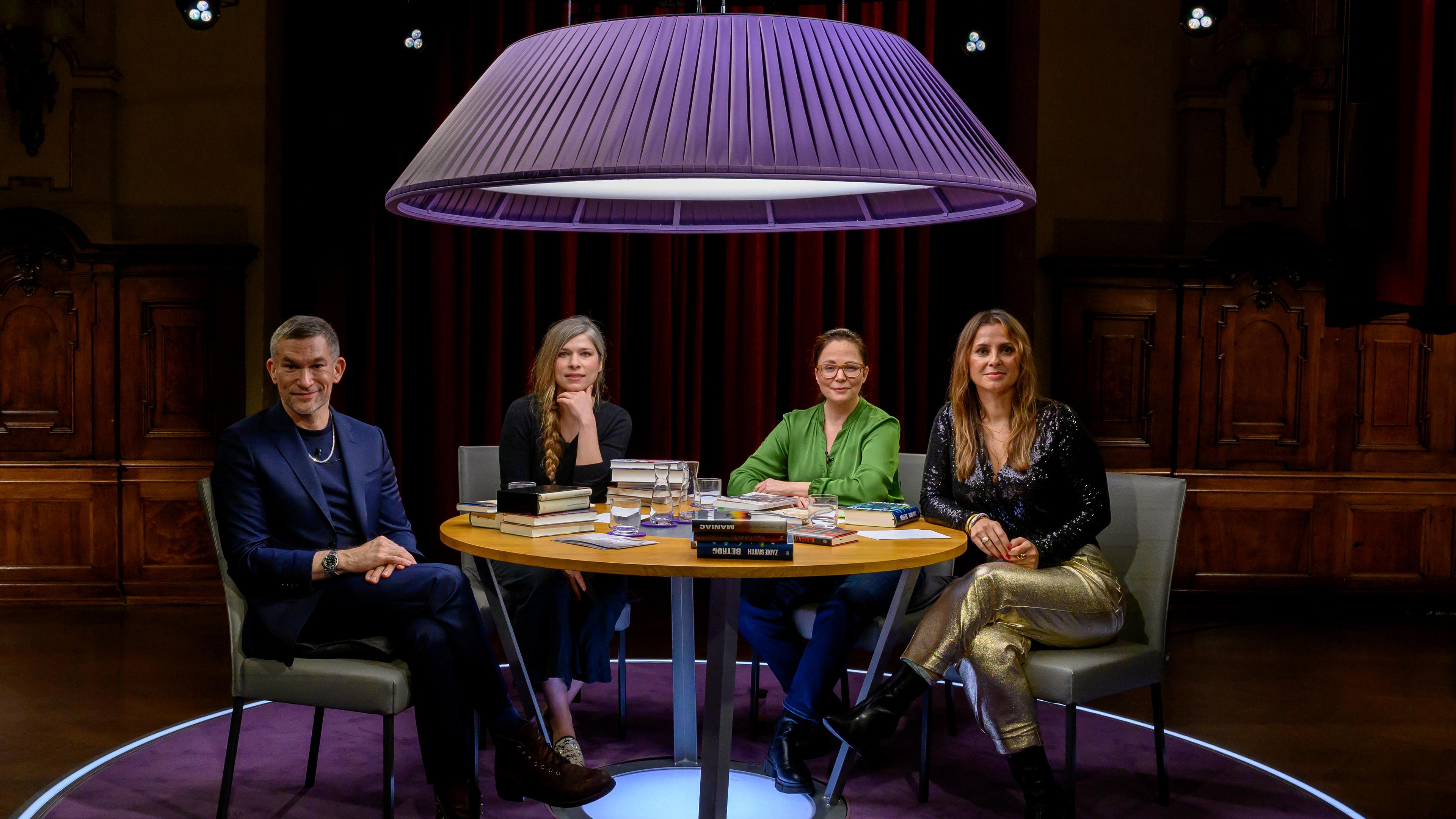 Thea Dorn mit ihren 3 Gästen Nele Pollatschek, Jagoda Marinic, Philipp Tingler. Totale.