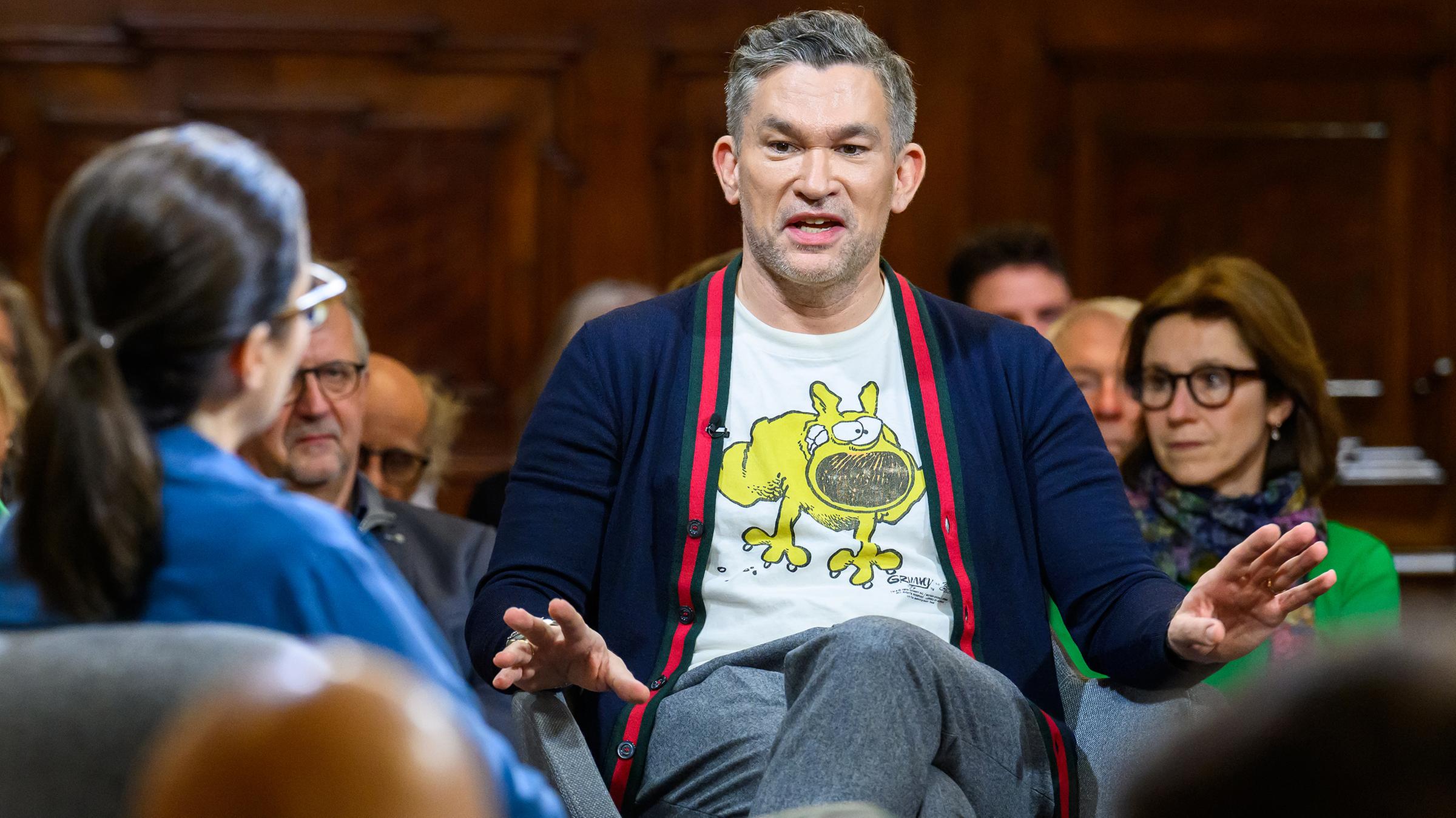 Thea Dorn mit Philipp Tingler, Gast, gestikulierend