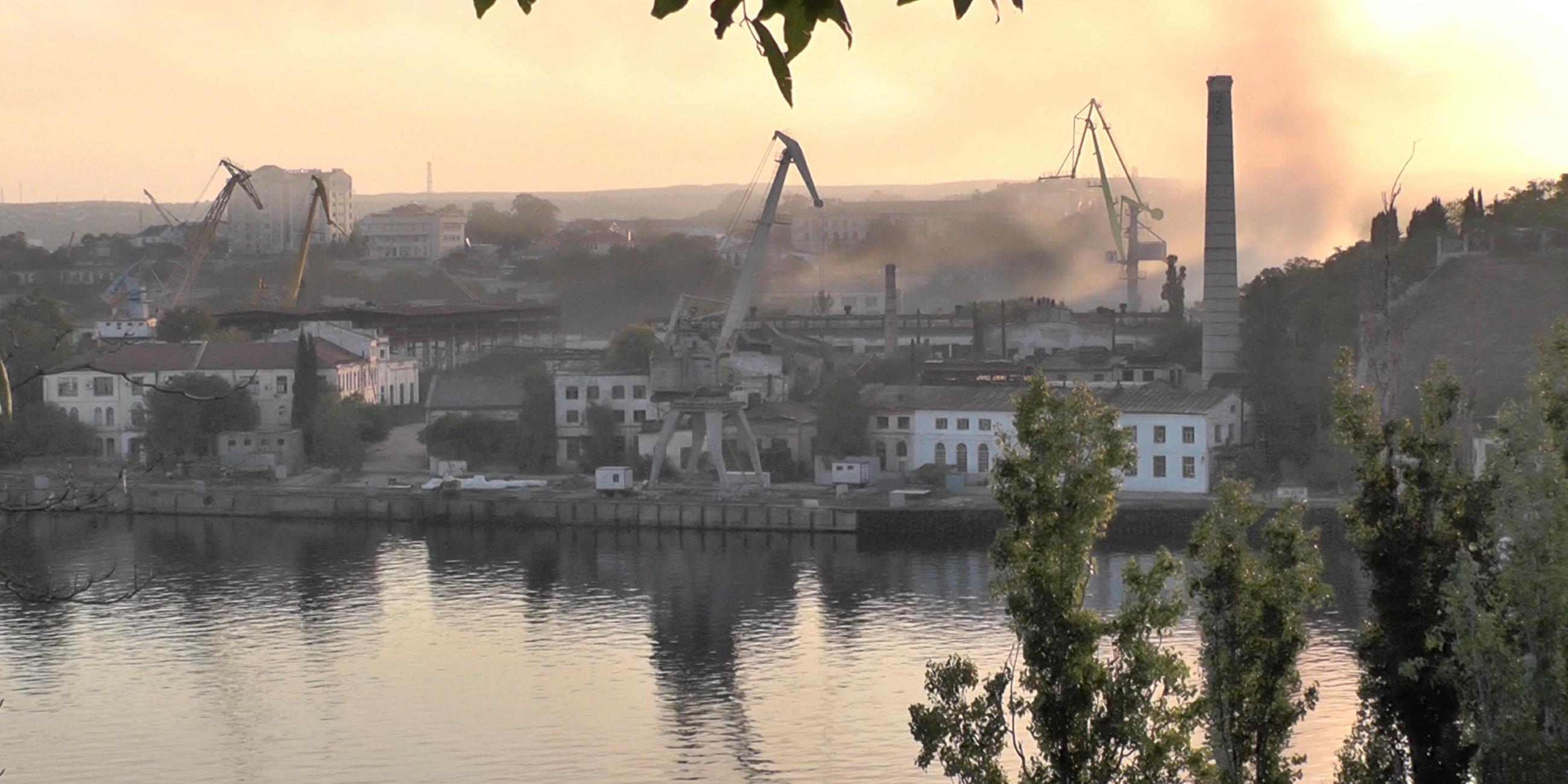 Rauch steigt aus der Werft in Sewastopol auf