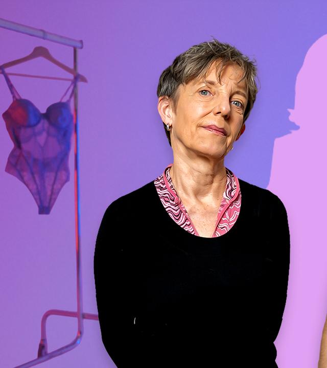 Links hängen Dessous an einer Kleiderstange und rechts steht eine ältere Frau, ein junger Mann und dazwischen ist der Schatten einer Person zu sehen.