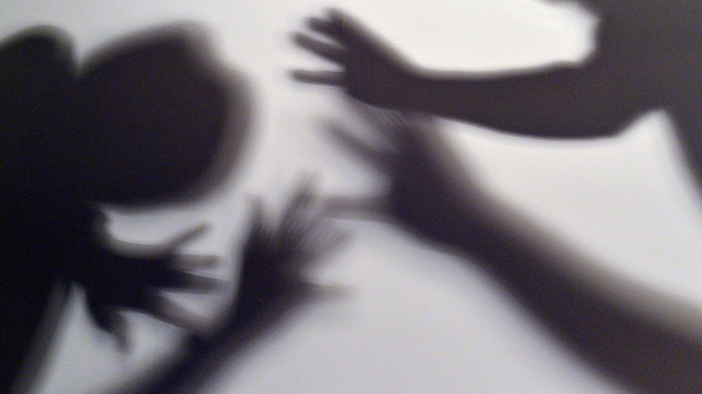 Schatten sollen symbolisieren, wie sich ein Kind gegen Gewalt eines Erwachsenen wehrt. (Symbolbild)