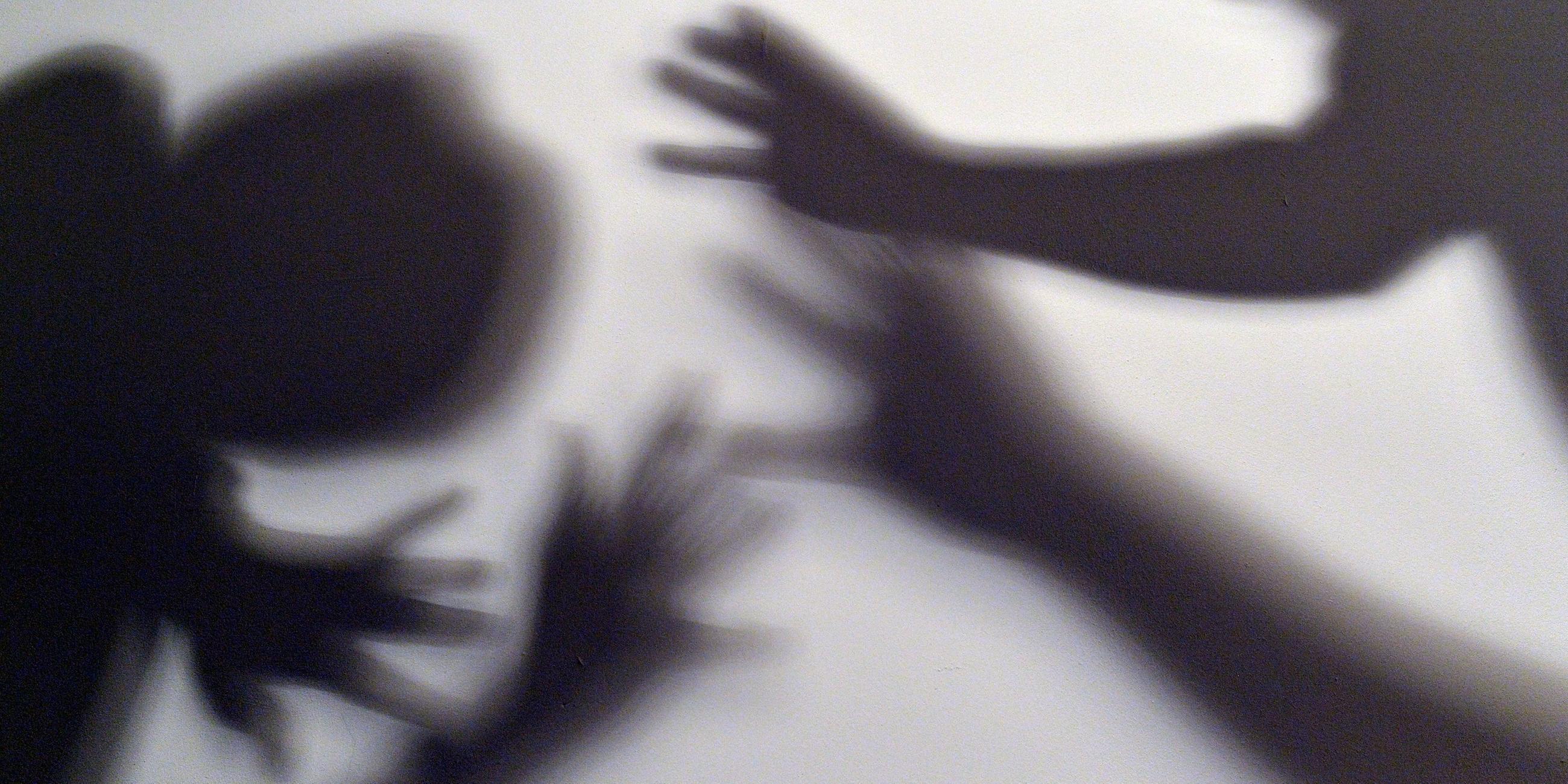Schatten sollen symbolisieren, wie sich ein Kind gegen Gewalt eines Erwachsenen wehrt. (Symbolbild)