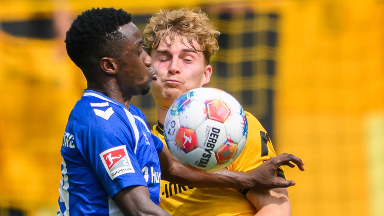 Dominik Kother (Dynamo Dresden, r) und Lubambo Musonda (1. FC Magdeburg) kämpfen um den Ball.