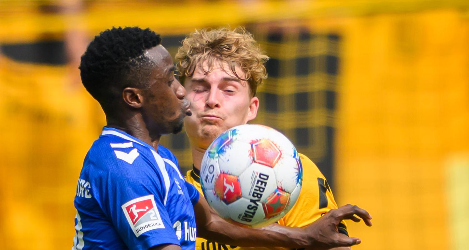 Dominik Kother (Dynamo Dresden, r) und Lubambo Musonda (1. FC Magdeburg) kämpfen um den Ball.
