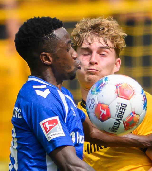Dominik Kother (Dynamo Dresden, r) und Lubambo Musonda (1. FC Magdeburg) kämpfen um den Ball.