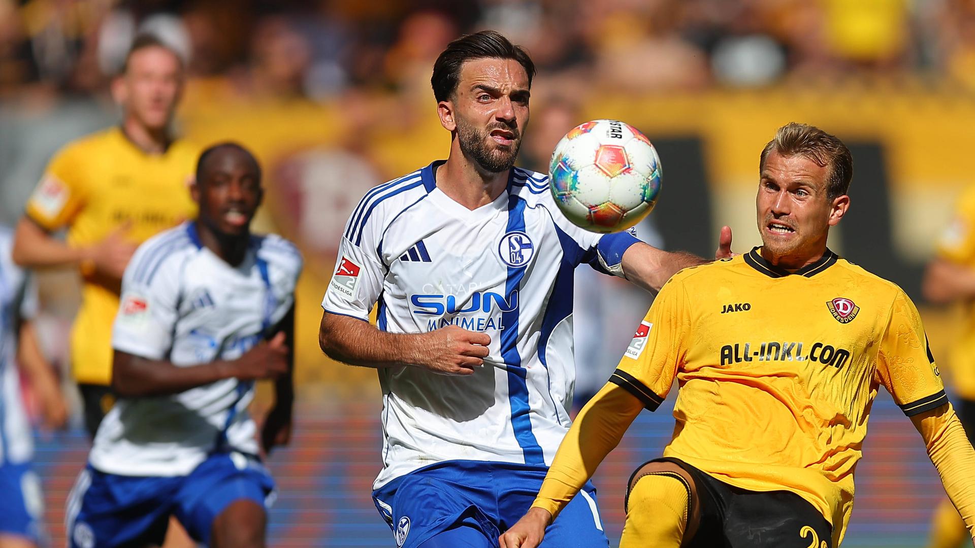 Kenan Karaman (19, Schalke) und Lukas Boeder (29, Dresden) kämpfen.