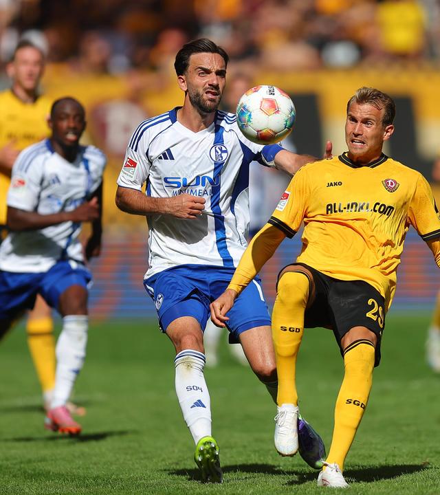 Kenan Karaman (19, Schalke) und Lukas Boeder (29, Dresden) kämpfen.