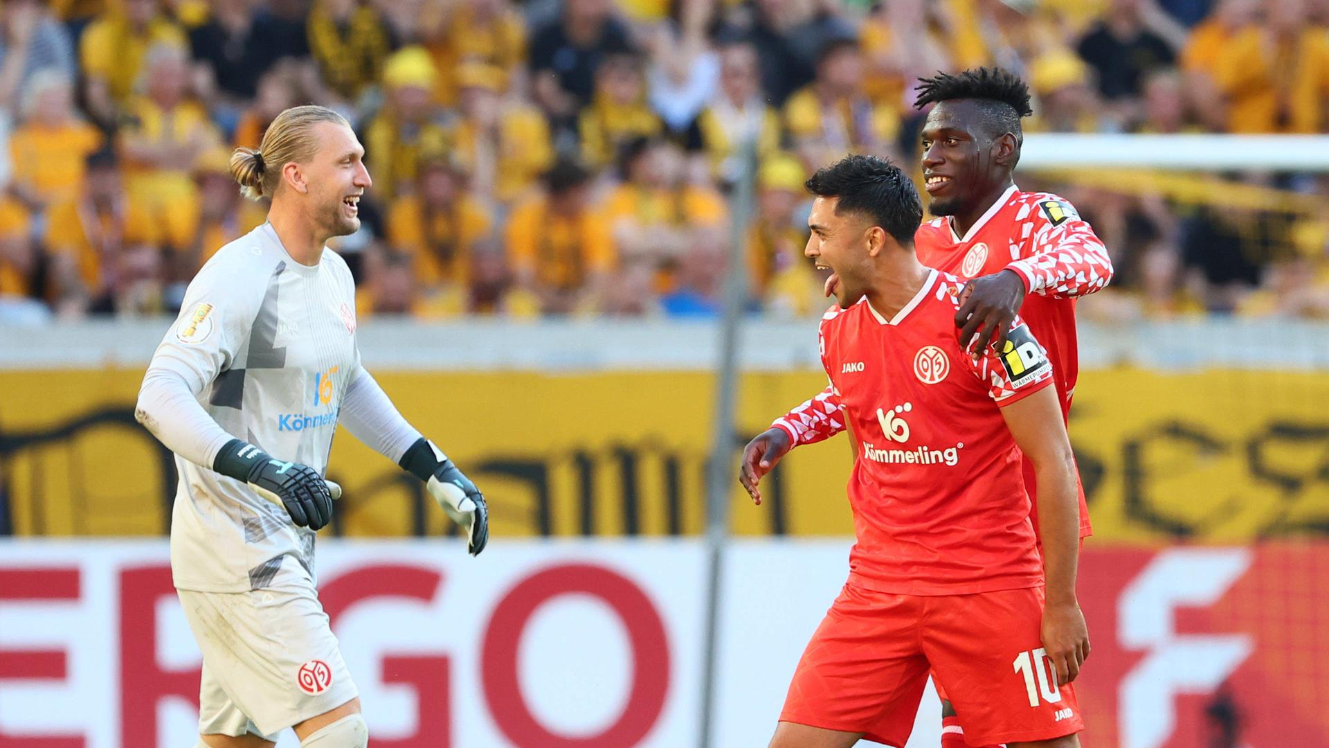 Nadiem Amiri ( 10, Mainz) trifft zum 0:1 und jubelt mit Torwart Robin Zentner ( 27, Mainz), Danny da Costa ( 21, Mainz).