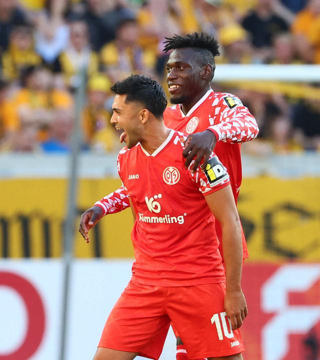 Nadiem Amiri ( 10, Mainz) trifft zum 0:1 und jubelt mit Torwart Robin Zentner ( 27, Mainz), Danny da Costa ( 21, Mainz).
