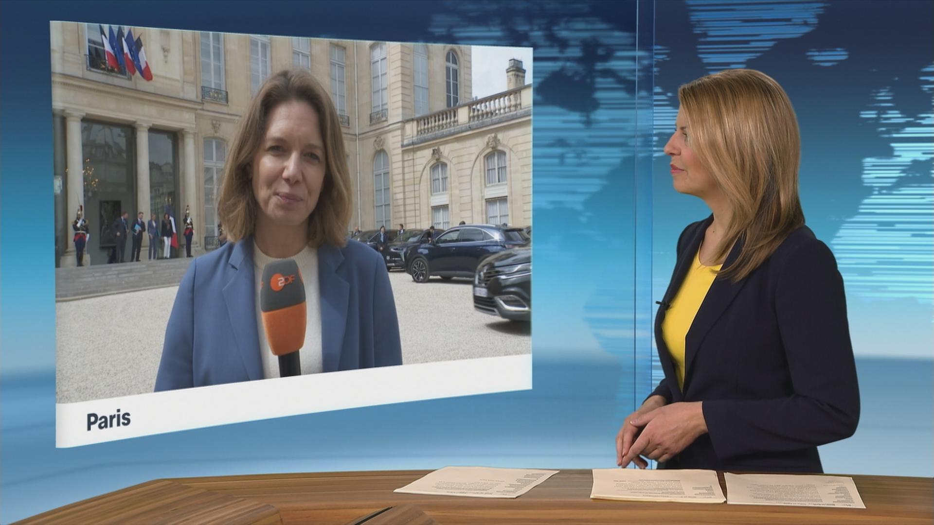 Anne Arend mit Mikrofon.