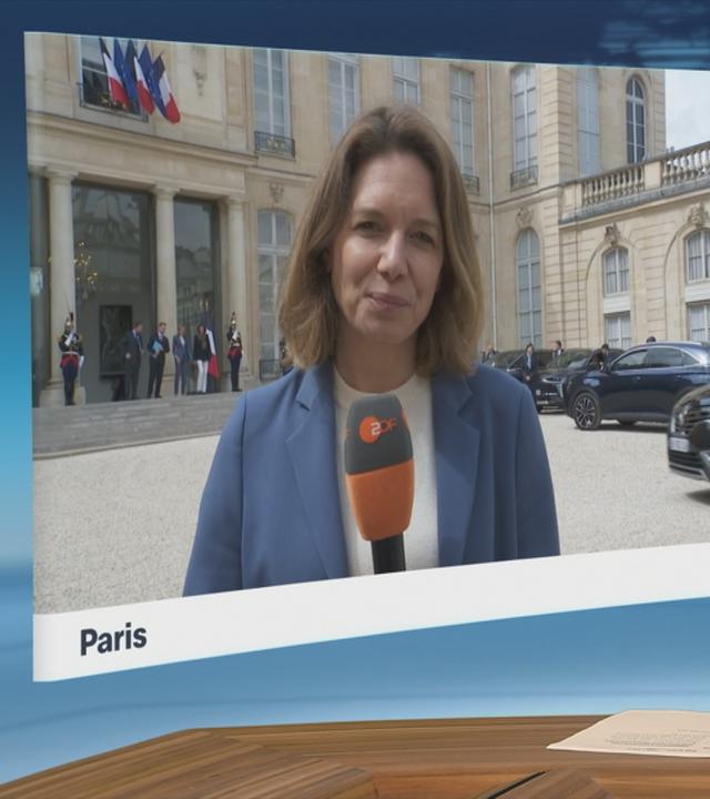 Anne Arend mit Mikrofon.