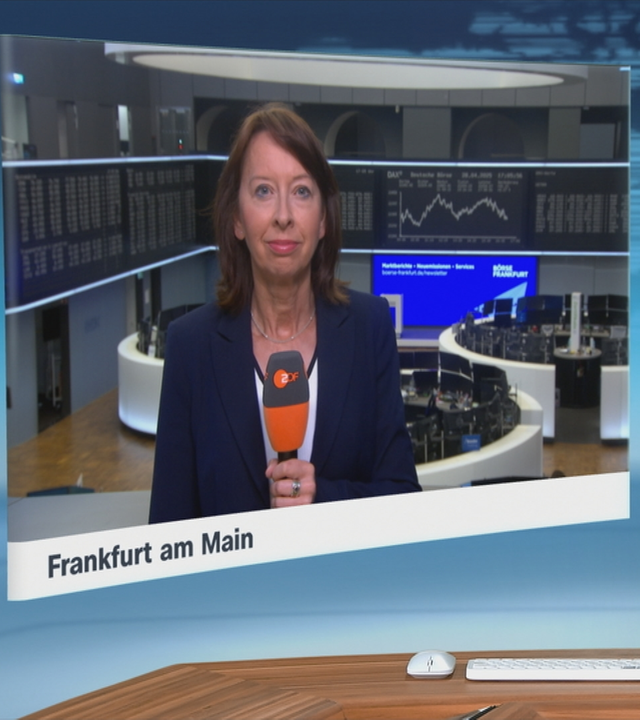 Schaltgespräch Moderator mit Stephanie Barrett an der Frankfurter Börse