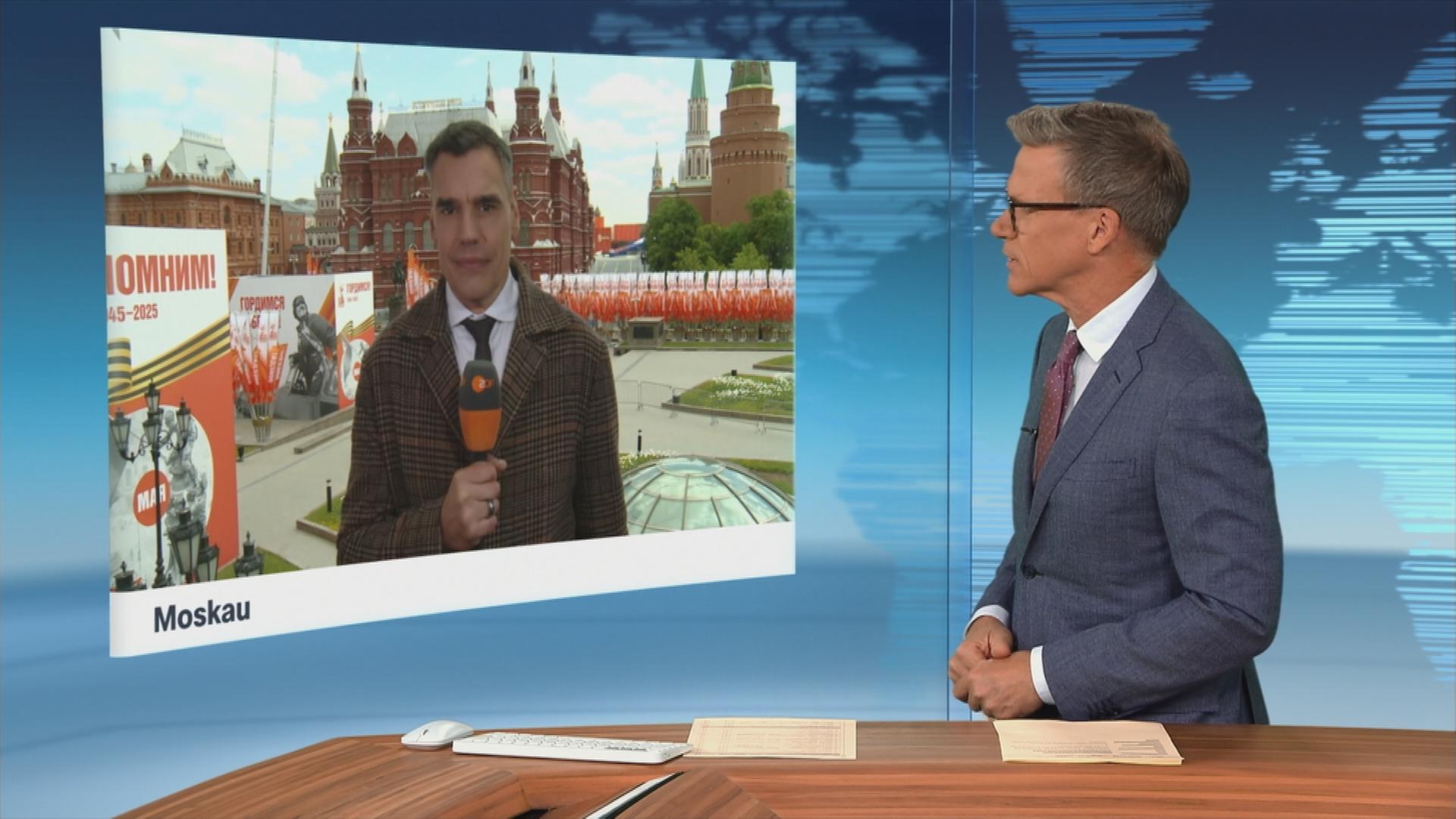 ZDF-Korrespondent Armin Coerper berichtet aus Moskau ins ZDFheute-Studio.