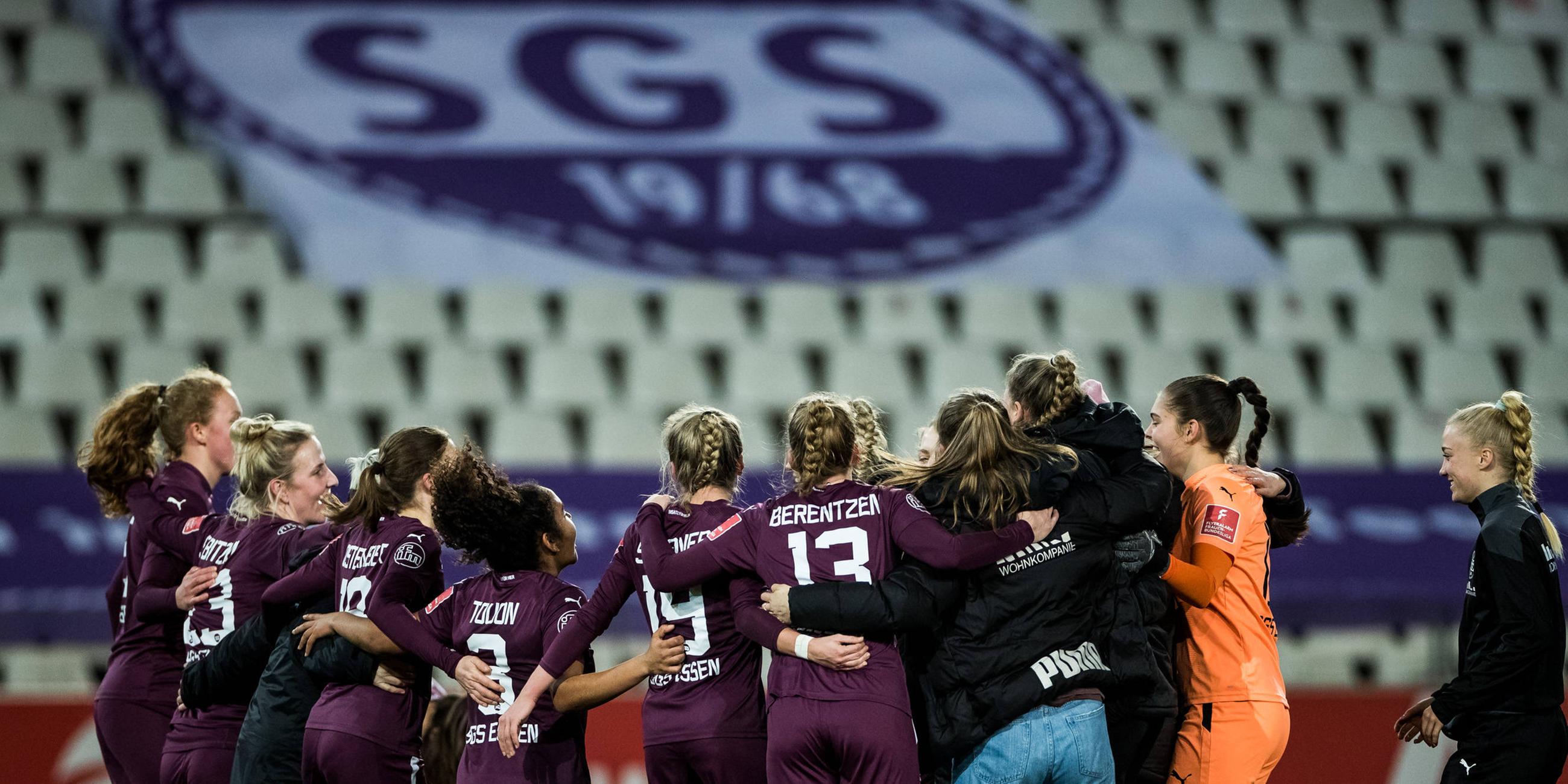 Frauen-Fußball-Bundesliga, SGS Essen - 1. FC Köln am 3.2.2023: Die Spielerinnen der SGS Essen feiern den Sieg im Essener Stadion an der Hafenstraße