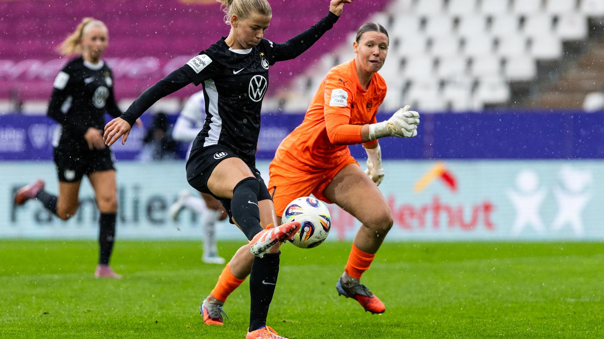 Justine Kielland (VfL Wolfsburg) hat die Essener Torhüterin Kim Sindermann überspielt und schießt aufs Tor.