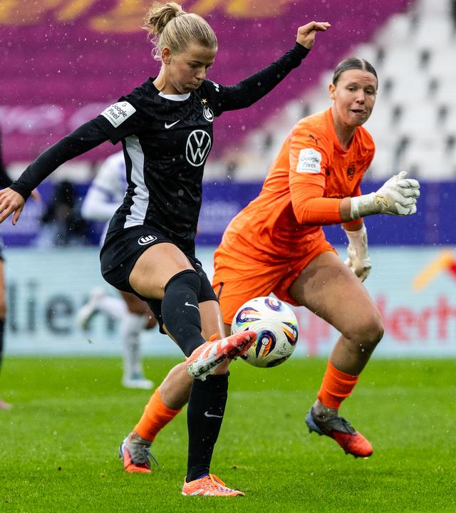 Justine Kielland (VfL Wolfsburg) hat die Essener Torhüterin Kim Sindermann überspielt und schießt aufs Tor.