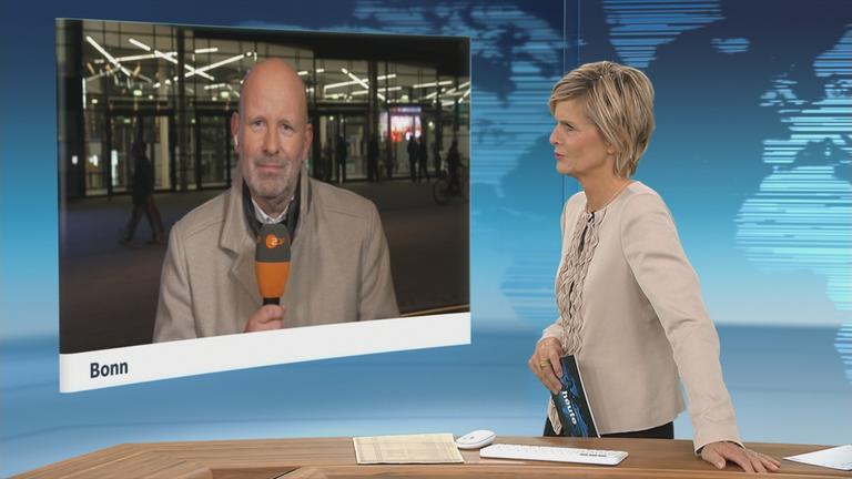 Schaltgespräch mit ZDF-Korrespondent Mathis Feldhoff und Moderation.