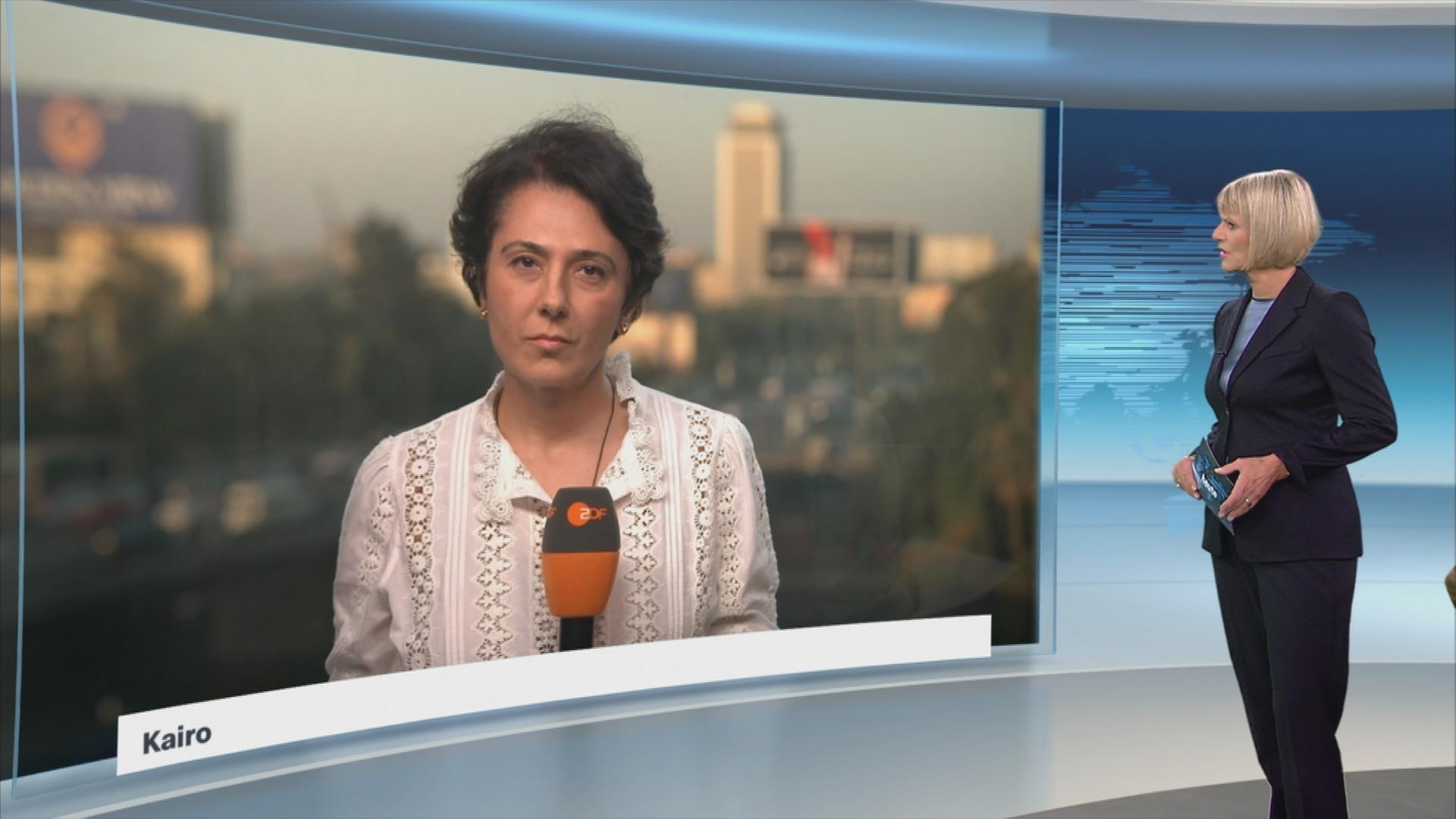 ZDF-Korrespondentin Golineh Atai auf einem Bildschirm im ZDF-Studio