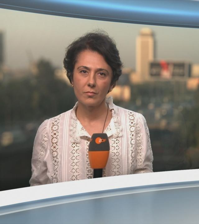 ZDF-Korrespondentin Golineh Atai auf einem Bildschirm im ZDF-Studio