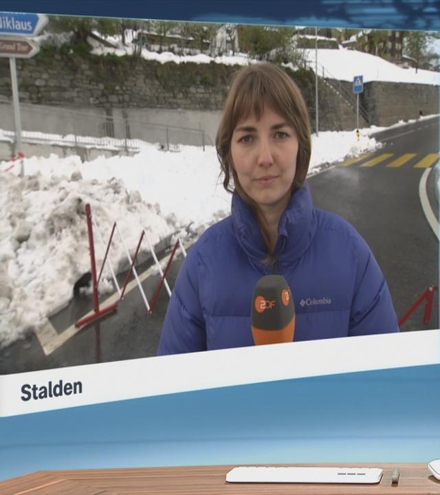 Schnee liegt auf Bänken und Stühlen auf einer Terrasse.