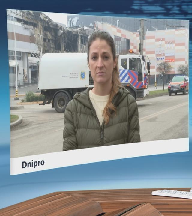 Alica Jung berichtet aus Dnipro ins ZDF-Studio. 