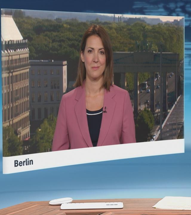 ZDF-Korrespondentin Andrea Maurer vor dem Brandenburger Tor in Berlin