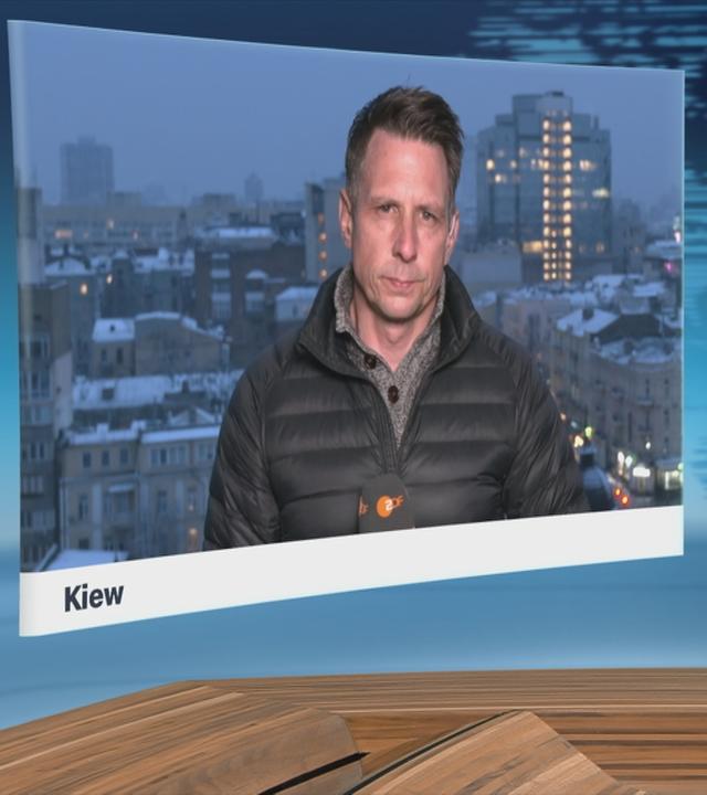 ZDF-Korrespondent Timm Kröger, zugeschaltet aus Kiew, im Gespräch mit Moderatorin Sara Bildau im Studio.