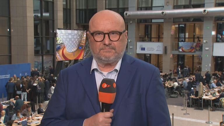 ZDF-Korrespondent Ulf Röller ist zu sehen.