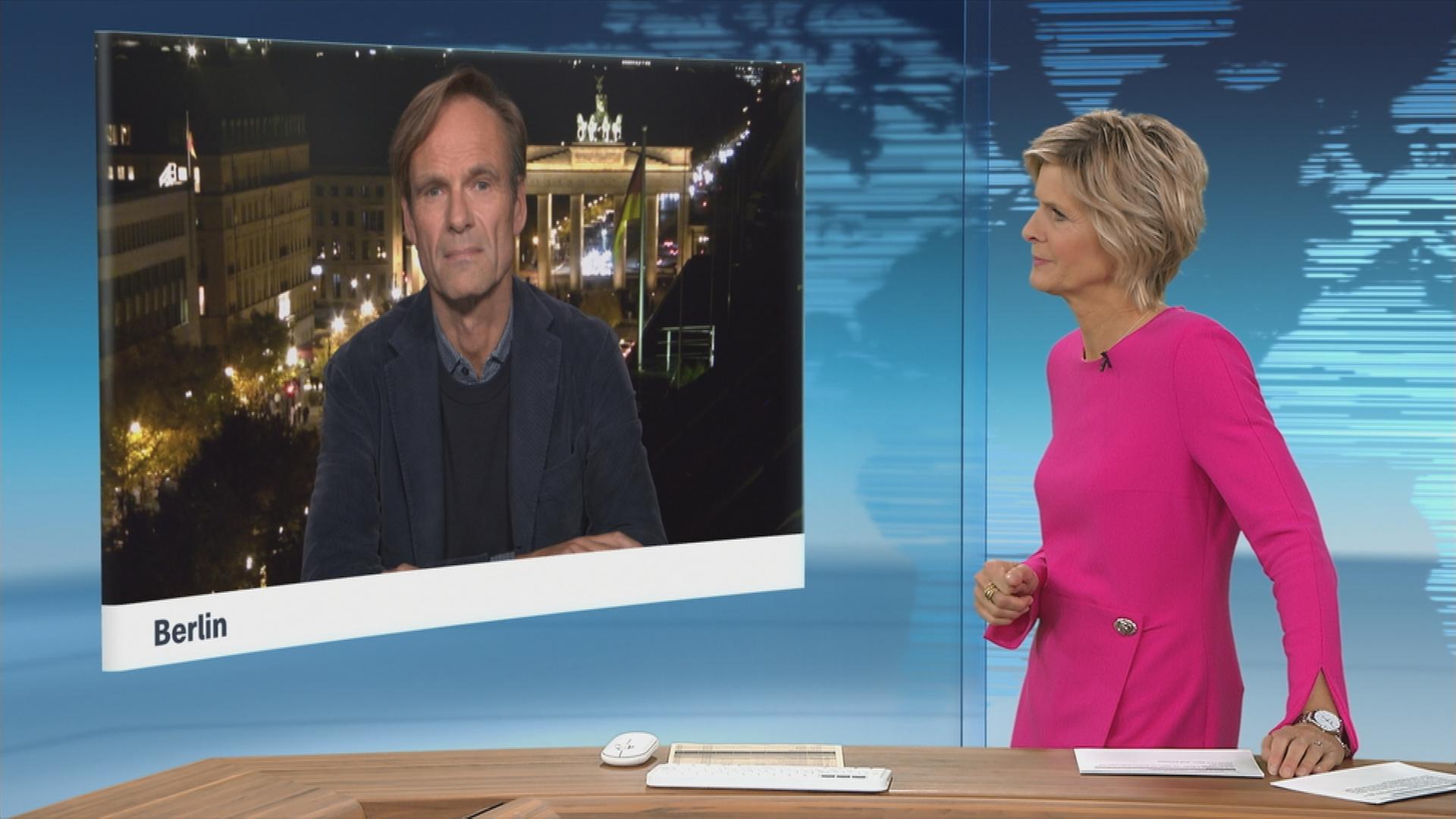 Moderatorin im Schaltgespräch mit ZDF-Hauptstadtkorrespondent Wulf Schmiese