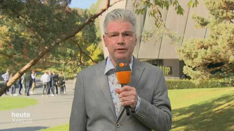 Korrespondent Christoph Schneider aus Zürich im Schaltgespräch mit Moderator Ralph Szepanski