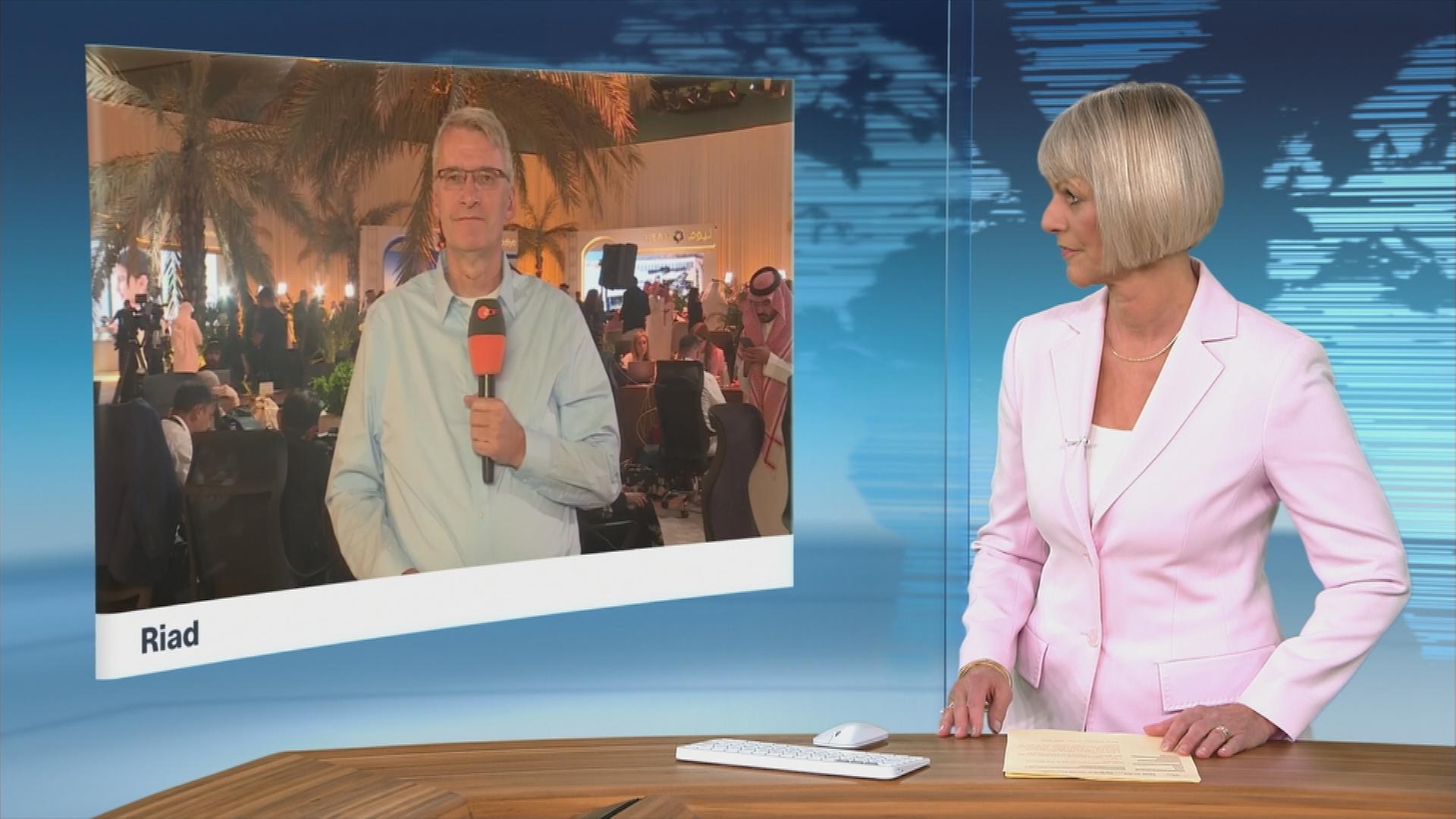 Elmar Thevesen in Riad im Schaltgespräch