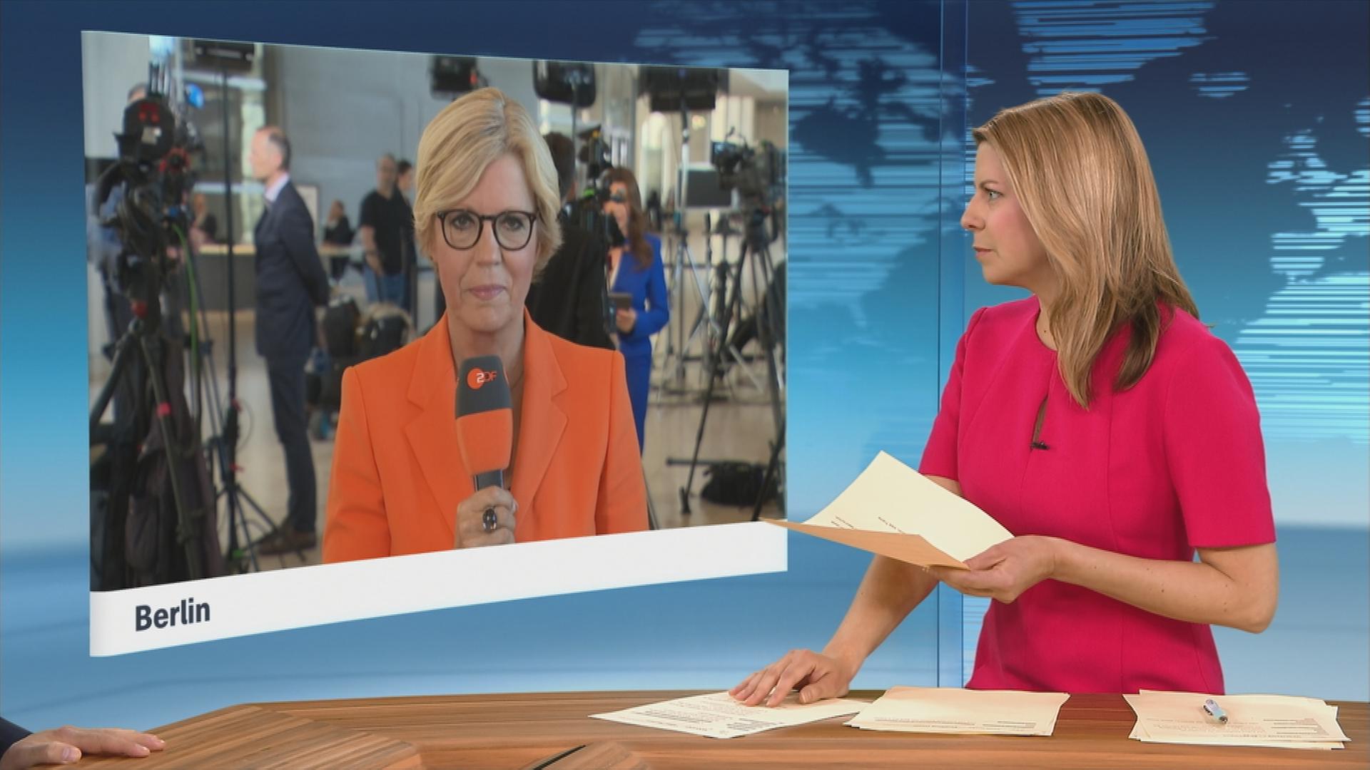 ZDF-Korrespondentin Ines Trams in einem Schaltgespräch.