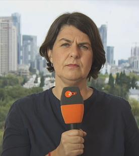 Anne Brühl in Tel Aviv mit einem ZDF Mikrofon in der Hand