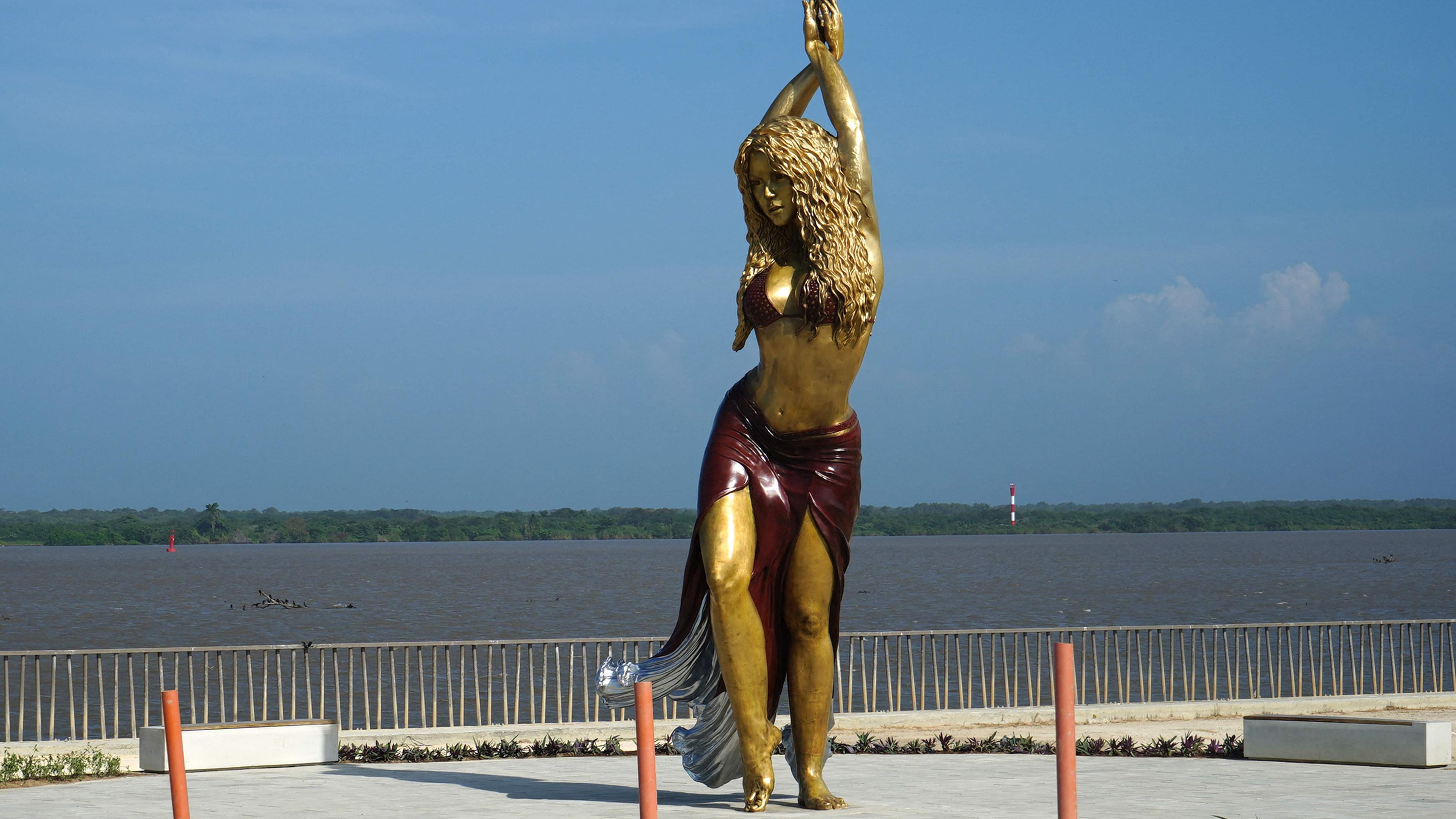 Blick auf eine Statue der kolumbianischen Sängerin Shakira auf dem Malecon in Barranquilla, Kolumbien, am 26.12.2023.