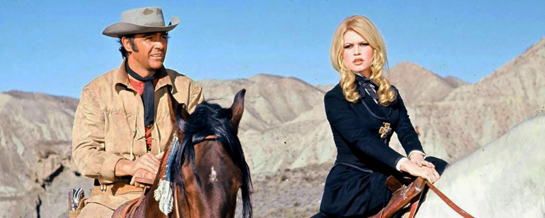"Shalako": Irina Lazaar (Brigitte Bardot) und Shalako (Sean Connery) reiten nebeneinander durch eine Wüste.