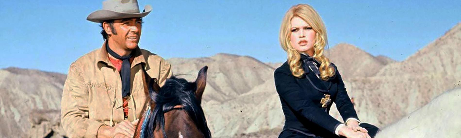 "Shalako": Irina Lazaar (Brigitte Bardot) und Shalako (Sean Connery) reiten nebeneinander durch eine Wüste.